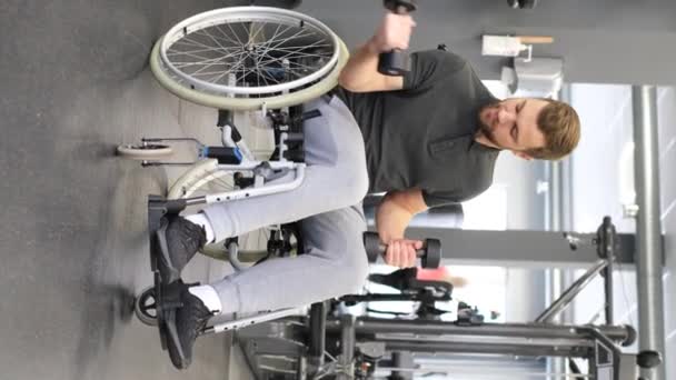 Vertical Video Young Attractive Bearded Man Wheelchair Lifting Dumbbells Gym — Video Stock