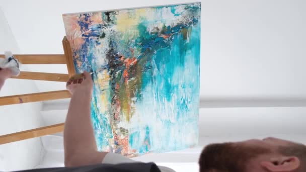 Vertical Placement Artist Paints Abstract Picture Studio Drawing Oil Paints — Stock Video