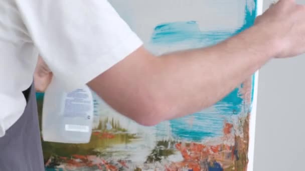 現代の画家は青い色調で美しい絵を描いている 近代的な描画技術 アーティストの手を閉じる — ストック動画