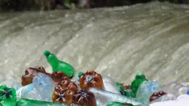 Пластиковые Бутылки Реке Близко Проблема Влияния Человека Окружающую Среду Загрязнённая — стоковое видео
