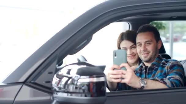 Young Happy European Couple Taking Selfie Interior Expensive Car Joy — стокове відео