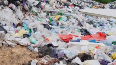 Hint Okyanusu kıyısındaki plastik çöpler. Çevre kirliliği ve çevresel felaket kavramı. Çöp dağları, doğa için felaket.
