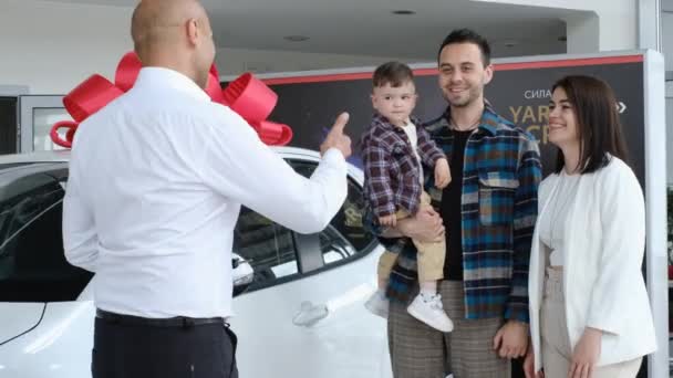 Young Couple Child Shake Hands Sales Agent Successful Purchase Car — Stok video