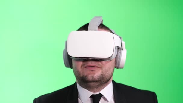 Задоволений Віртуальний Гравець Молодий Чоловік Зеленому Знімає Віртуальні Окуляри Технологічне — стокове відео