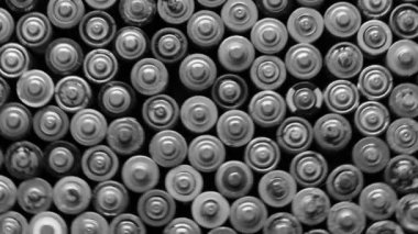Çok sayıda parmak bataryası. Bataryaların siyah beyaz görüntüsü. Daire şeklinde hareket edin. Kullanılan AA piller.