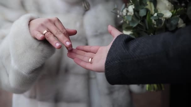 Close Noiva Acariciando Mão Seu Amado Marido Ternura Amor Feliz — Vídeo de Stock