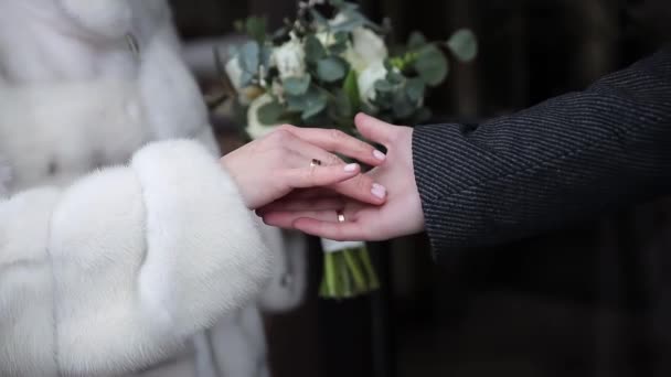 婚礼当天新郎牵着他心爱的新娘的手 幸福的夫妻 — 图库视频影像