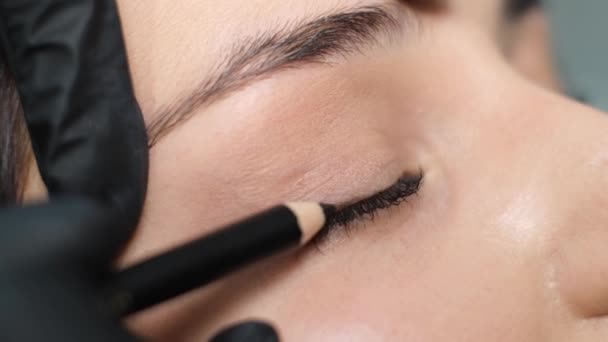 Beautician Makes Eye Makeup Young Beautiful Brunette Beauty Salon Coloring — Vídeo de Stock