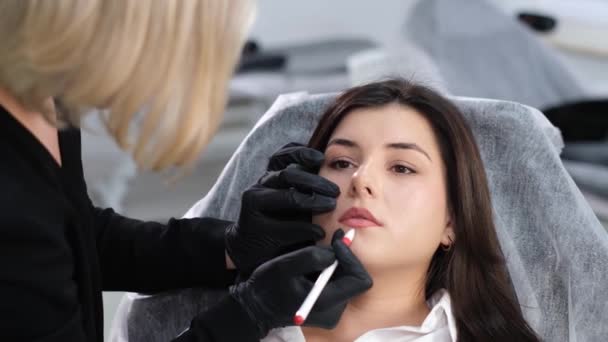 Close Girls Face Lip Makeup Permanent Lip Makeup Beautician Applies — Stockvideo