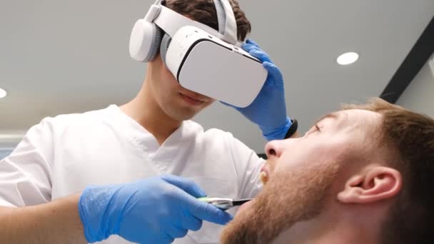 未来の歯 3Dメガネの助けを借りて歯科医は 最新の歯科事務所で歯をきれいにします 新技術 — ストック動画