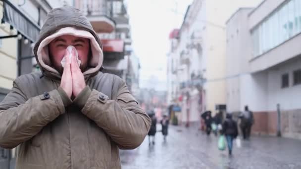 Şehrin Ortasında Soğuk Algınlığına Yakalanmış Genç Bir Adam Grip Sırasında — Stok video