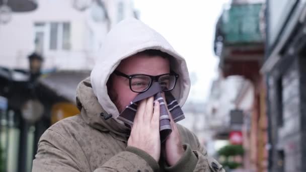 Joven Tiene Fiebre Medio Calle Goteo Nasal Frío Invierno Infección — Vídeo de stock