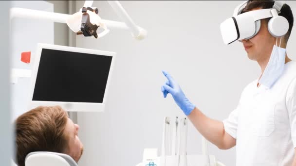 Стоматолог Працює Допомогою Окулярів Віртуальної Реальності Стоматологічна Клініка Майбутнього Концепція — стокове відео