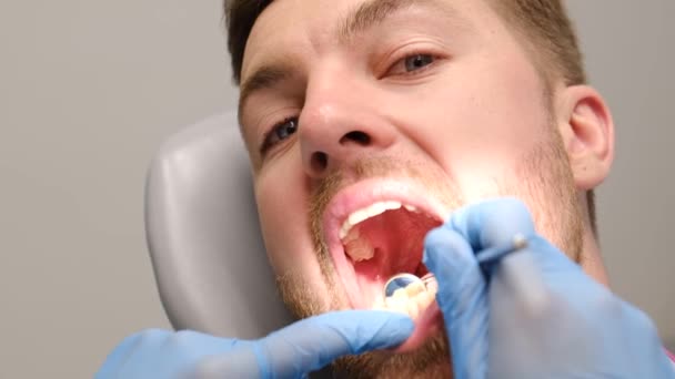 Відвідайте Молодого Американця Стоматолога Концепція Стоматологічного Лікування Сучасна Стоматологія Видалення — стокове відео