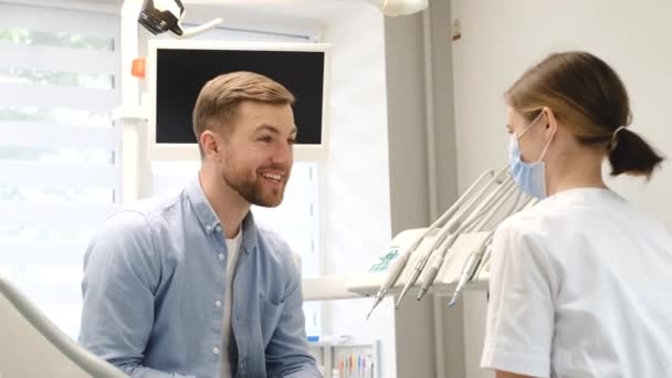 假牙医生在牙医预约时具有欧洲风貌的人医生与病人之间的对话 牙科治疗概念 — 图库视频影像