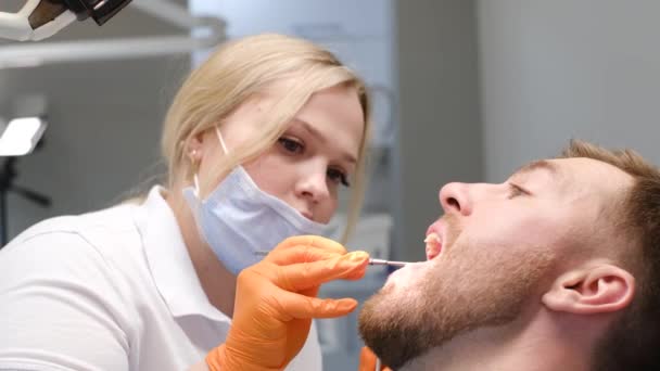 歯医者が人の歯を検査する 歯科治療の概念 星の除去 クリーニングを運びます アメリカの近代歯科学 — ストック動画