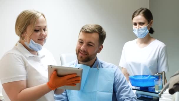 Een Patiënt Een Tandheelkundige Kliniek Communiceert Met Artsen Installatie Van — Stockvideo
