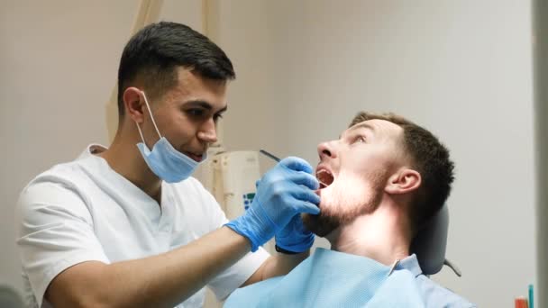 Кавказький Самець Стоматолог Оглядає Зуби Пацієнтів Стоматологічній Клініці Стоматологічне Лікування — стокове відео