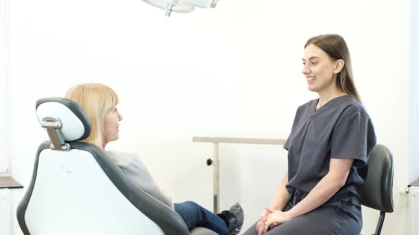 Uma Mulher Idosa Aparência Europeia Uma Consulta Com Dentista Feminino — Vídeo de Stock