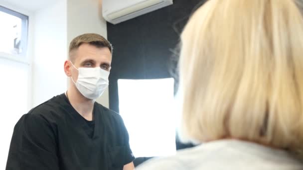 Jeune Dentiste Examine Les Dents Une Femme Âgée Clinique Gros — Video