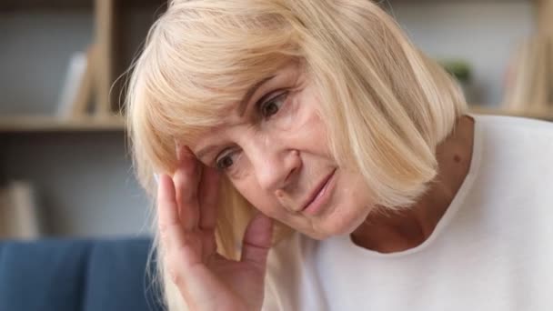 Close Portrait Sad Elderly Woman Holding Her Head Anxiety Despair — Vídeos de Stock