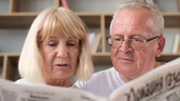 Πορτρέτο Του Ηλικιωμένου Ζευγαριού Ανάγνωση Εφημερίδα Στο Σπίτι — Αρχείο Βίντεο
