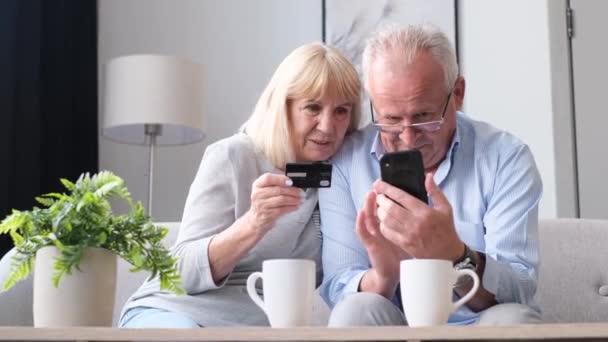 Бабушка Дедушка Делают Покупки Онлайн Смартфоном Кредитной Картой Современные Старики — стоковое видео