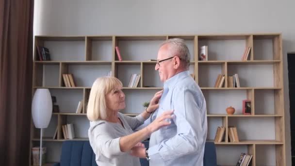 自宅のキッチンでダンスヨーロッパの外観の美しい高齢者のカップル 幸せな祖父母 — ストック動画