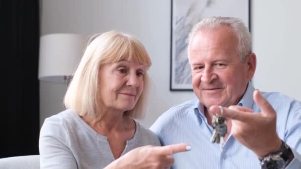 Starsza Para Siwymi Włosami Trzymająca Klucze Nowego Domu Szczęśliwi Dziadkowie — Wideo stockowe