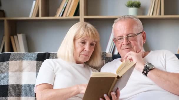 Pareja Mediana Edad Leyendo Libro Feliz Pareja Ancianos Jubilados Cónyuges — Vídeo de stock