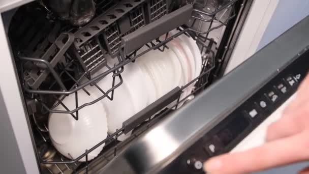 Женщина Выбирает Программу Мытья Посуды Встроенной Посудомоечной Машине Стоит Перед — стоковое видео