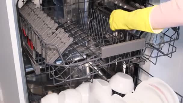 Женские Руки Загружают Грязную Посуду Посудомоечную Машину Открытая Дверь Показывает — стоковое видео