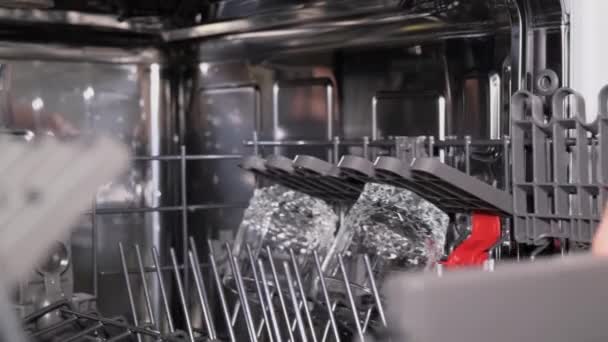 Proceso Descarga Platos Bien Lavados Del Lavavajillas Después Lavarlos — Vídeos de Stock