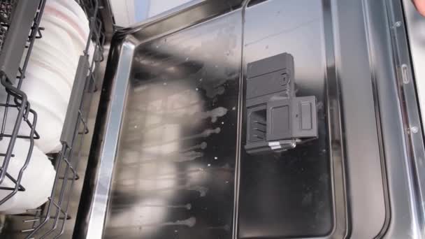 Женщина Устанавливает Посуду Посудомоечной Машине Автоматической Стирки Облегчить Домашнюю Работу — стоковое видео