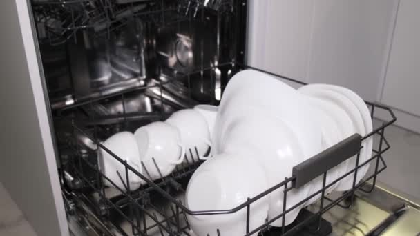 Процесс Разгрузки Ярко Вымытой Посуды Посудомоечной Машины После Мытья — стоковое видео