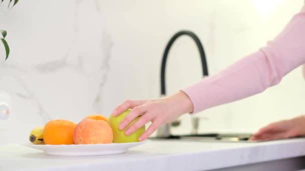 做饭的女人谁洗苹果在水槽下流动的水 在厨房里清洗新鲜水果 健康维生素食品 — 图库视频影像