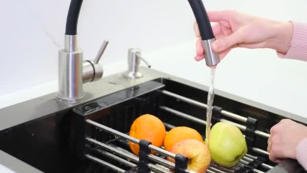 用干净的自来水清洗厨房水池中的新鲜水果 准备新鲜的水果早餐 健康食品概念 — 图库视频影像