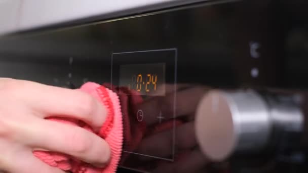 一个女人的手在厨房用海绵擦拭煤气炉 家庭主妇打扫房子 — 图库视频影像