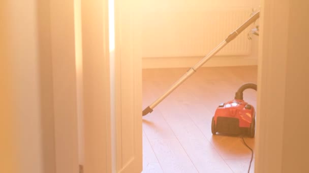 一名年轻的亚洲妇女在打扫房子的一部分时使用了真空吸尘器 清除地板上的灰尘微粒 — 图库视频影像