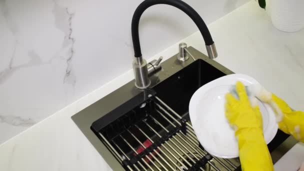 Κοντινό Πλάνο Γυναικείων Χεριών Που Πλένουν Βρώμικα Πιάτα Στο Νεροχύτη — Αρχείο Βίντεο