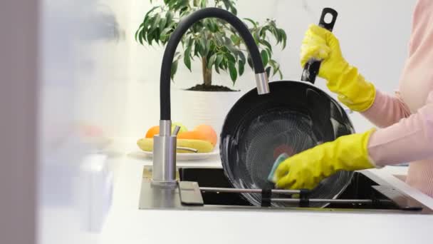 一个女人的手在厨房的水槽里洗一个锅 家庭主妇用蓝色海绵洗平底锅的特写镜头 手工清洁 打扫房屋 — 图库视频影像