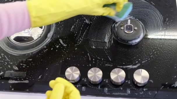 Mutfaktaki Gaz Sobasını Sünger Bulaşık Deterjanıyla Temizleyen Bir Kadının Yakın — Stok video