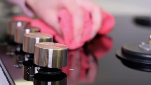 Mutfağı Temizlemek Gaz Sobasının Yüzeyini Temizlemek Yumuşak Bir Havluyla Yakın — Stok video