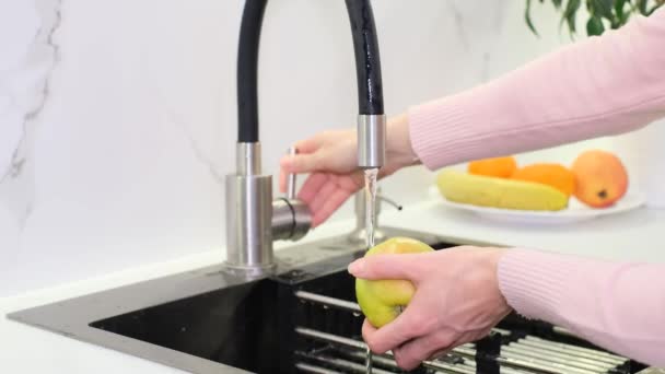 Kvinna Tvättar Äpplen Ett Handfat Rinnande Vatten Skala Och Tvätta — Stockvideo