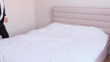 Ofis çalışanı yatağa gider, işten sonra yorgun olur. Yorgun bir insan uykuya dalar. Yavaş çekim