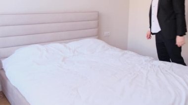 Yorgun bir ofis çalışanı kar beyazı bir yatağa düşer. Yorgun bir insan uykuya dalar. Yavaş çekim