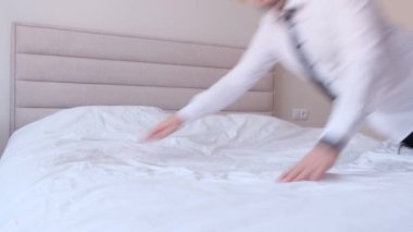 Kafasında peruk olan genç bir adam yatağa gider, işteki bir partiden sonra yorgundur. Yavaş çekim