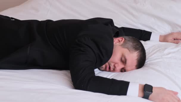 Tired Overworked Business Man Business Clothes Sleeping Bed Video — Vídeo de Stock