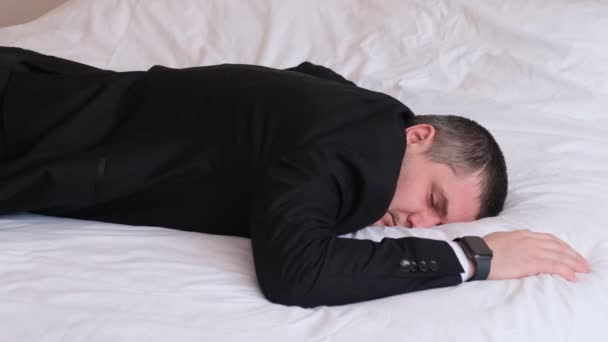 Молодой Человек Проспал Тревогу Пока Лежал Постели Человек Опаздывает Работу — стоковое видео