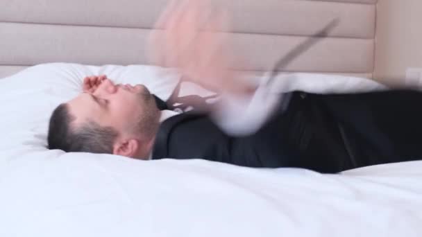 一个疲惫的办公室职员倒在一张雪白的床上 疲倦的人去睡觉 慢动作 — 图库视频影像
